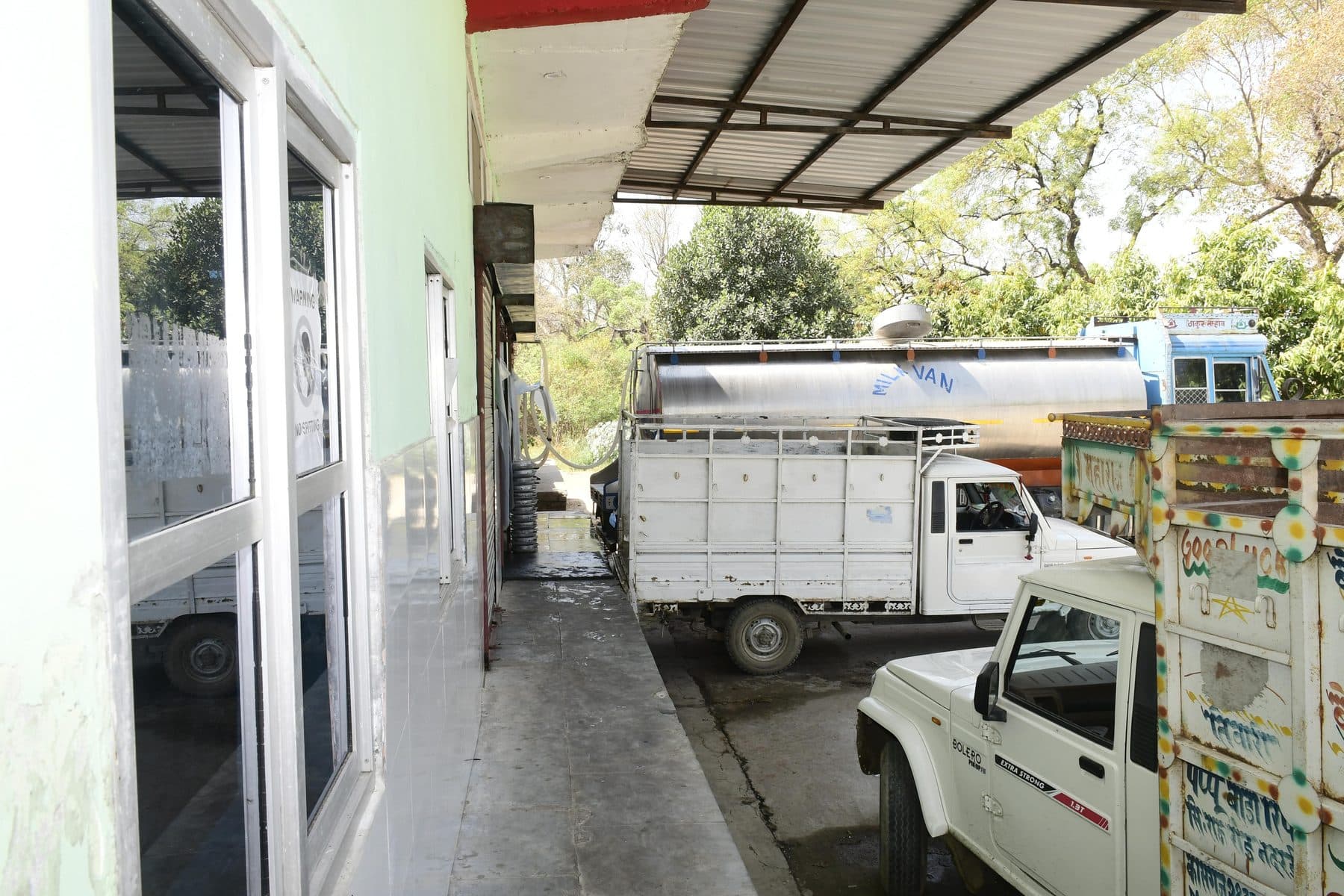 Collection vehicle at the plant entrance